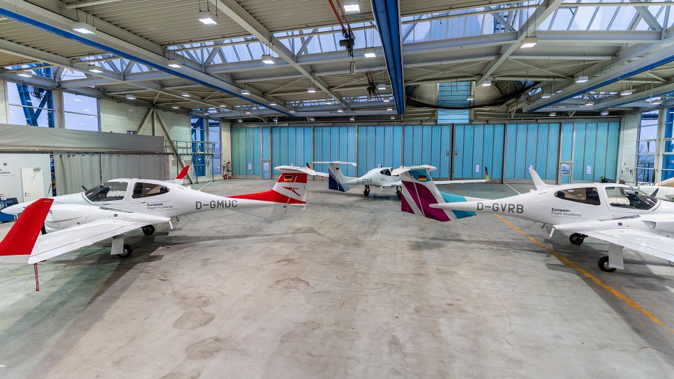 Drei Schulungsflugzeuge, die für die Pilotenausbildung eingesetzt werden stehen in einem Hangar