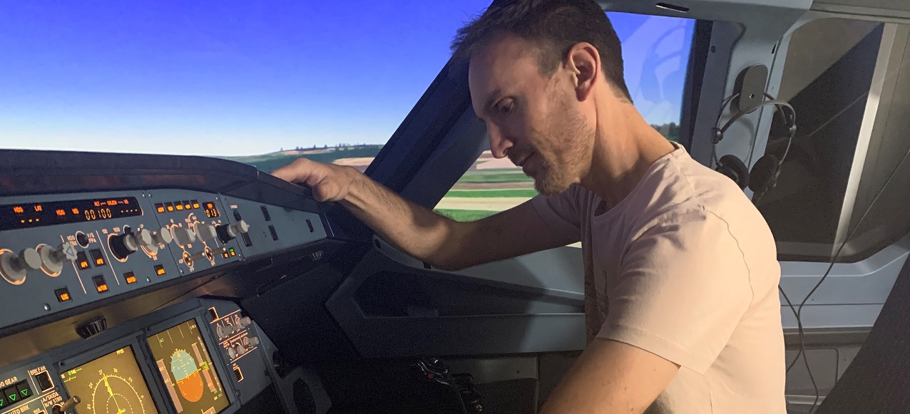 Eine Person sitzt in einem Flugzeugsimulator