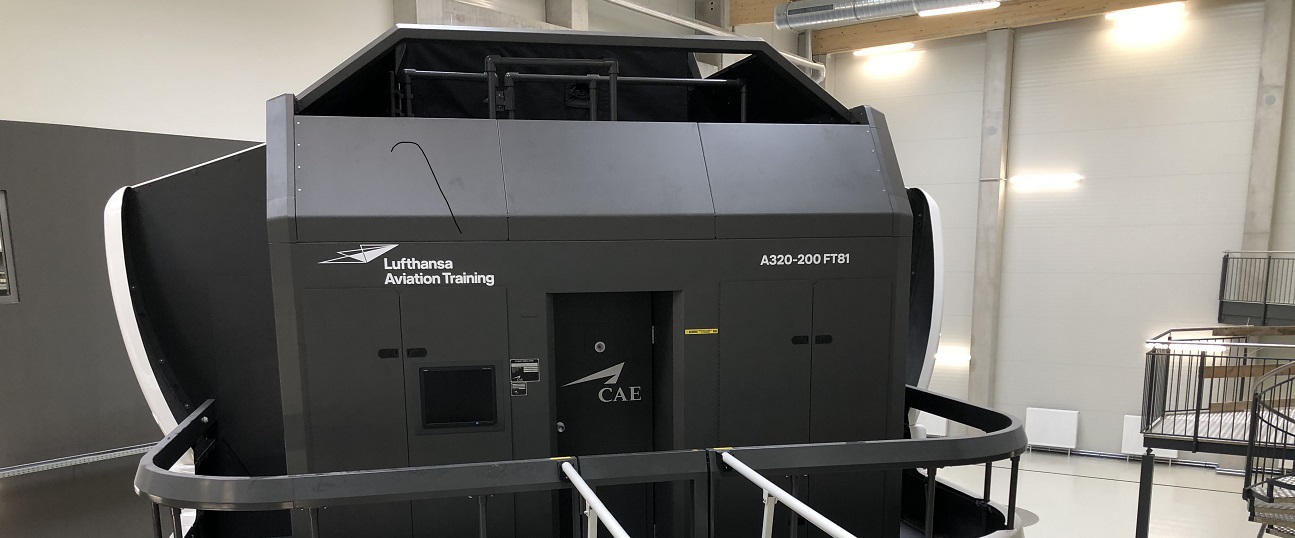 Ein Flugsimulator in einer Halle