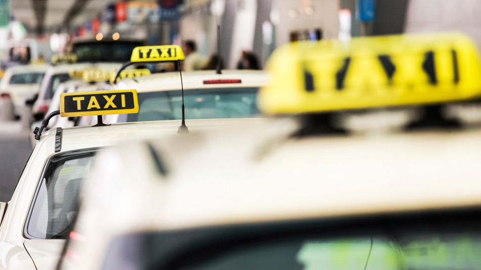 Eine Schlange mit Taxis wartet auf Fahrgäste