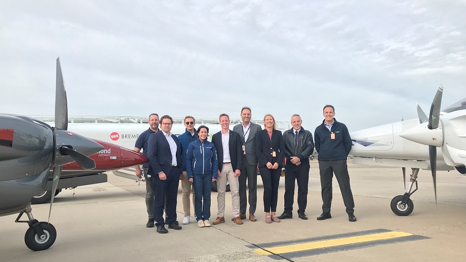 Photo f.l.t.r.: Robert Koban (Energie Tankdienstgesellschaft Bremen mbh), Christian Knuschke (Flughafen Bremen), Aron Luis Gilbertsson (Diamond Aircraft Industries GmbH), Anita Lentsch ( Diamond Aircraft Industries Gmbh), Felix Zahradnik (AustroEngine GmbH), Mathias Offen, Birgit Bubelach, Heiko Dürr, Jens Jährling (alle Lufthansa Aviation Training). Copyright: Airport Bremen