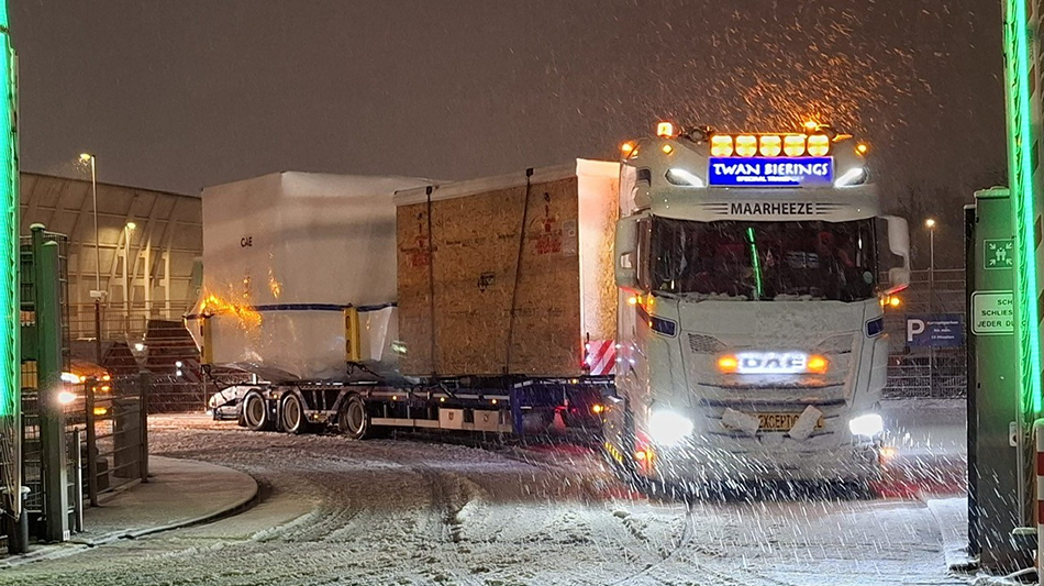 Ein mit einem Simulator beladener LKW fährt durch den Schnee