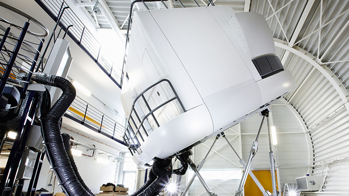 Ein Full Flight Simulator in Bewegung