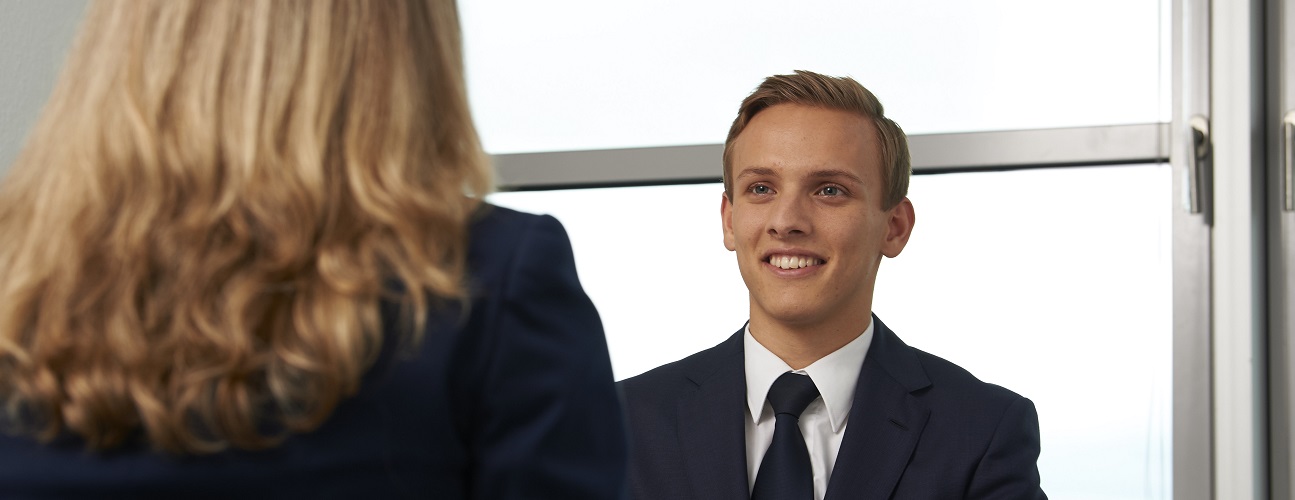 Eine Interessent:in in einer Bewerbungsgesprächssituation für die Pilotenausbildung