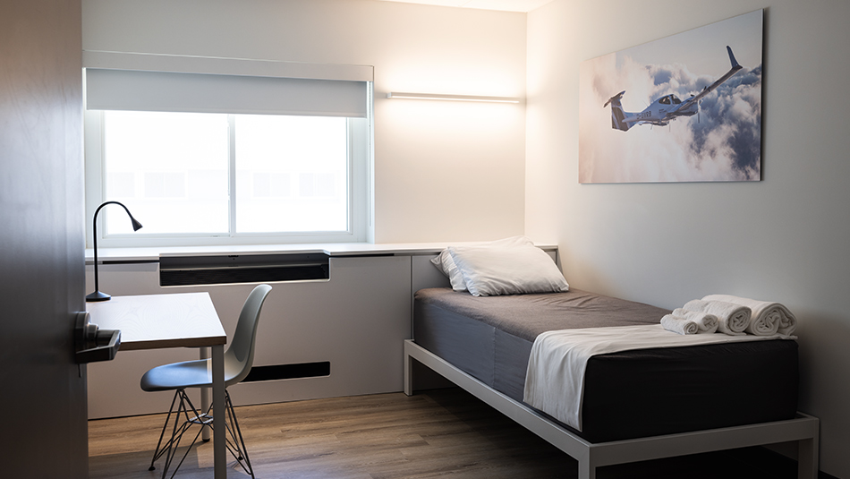 Ein rotes Backsteingebäude.