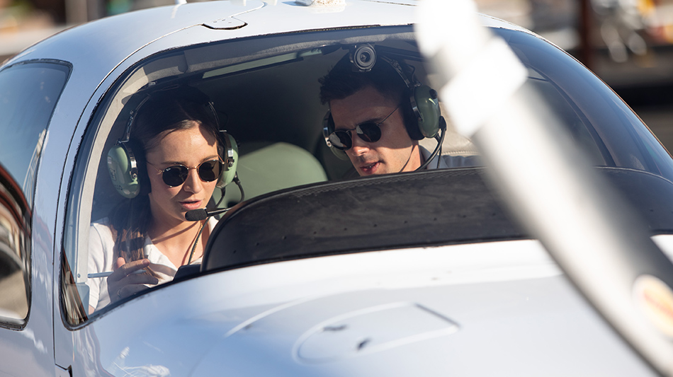 Ein Schulungsflugzeug für die Pilotenausbildungn steht auf einer Startbahn bei Sonnenaufgang