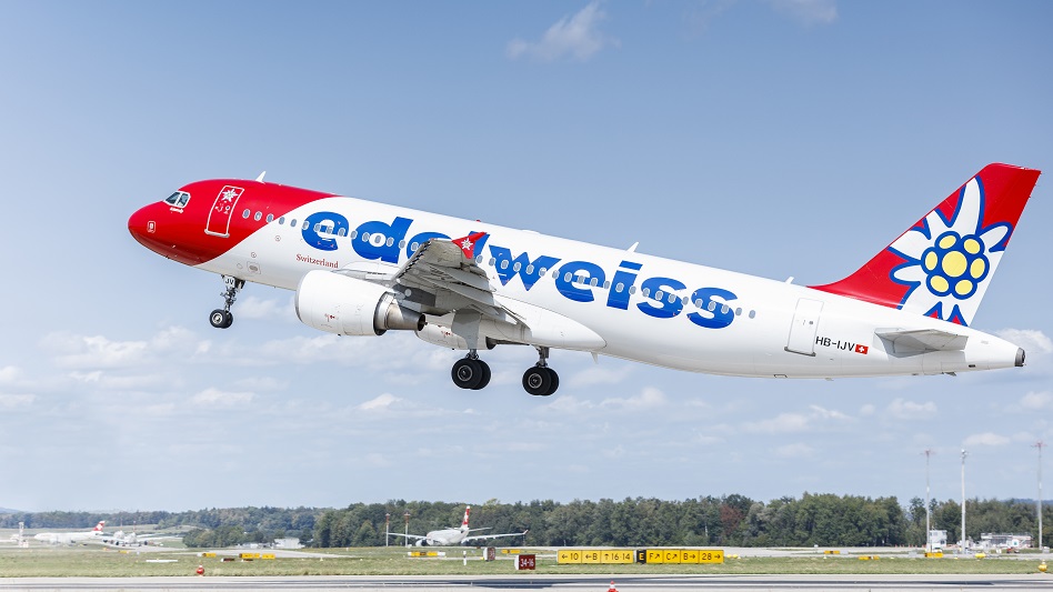 Ein Flugzeug der Airline Edelweiss hebt ab.