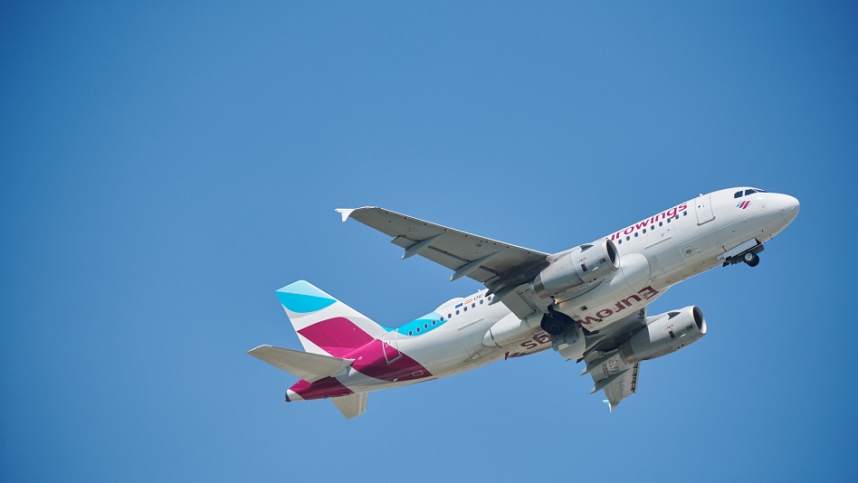 Ein Flugzeug von Eurowings fliegt durch die Luft.