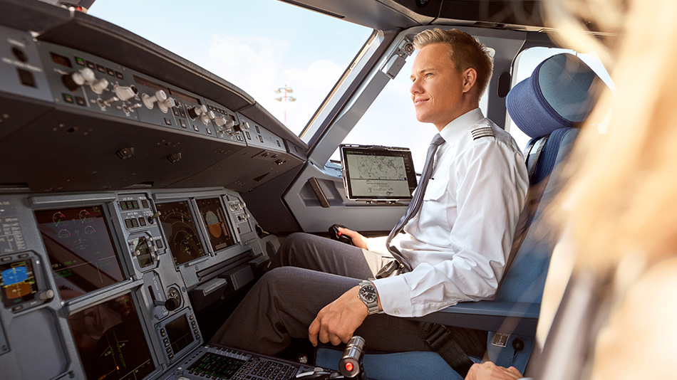 Zwei Personen stehen vor einem Flugzeug und unterhalten sich.