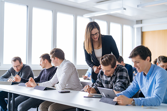 Eine Person sitzt an einem Schreibtisch und schreibt an einer Bewerbung für eine Pilotenausbildung.